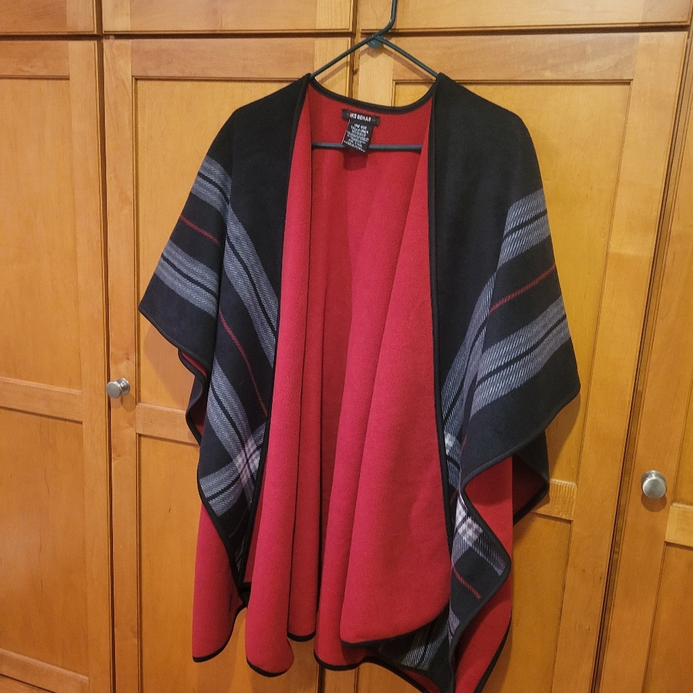 Woman's Poncho One Size Black Gray Red Plaid